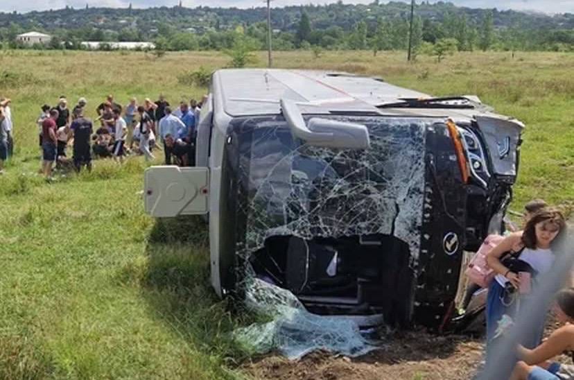 Bus Accident Near Kutaisi Injures 13 Tourists